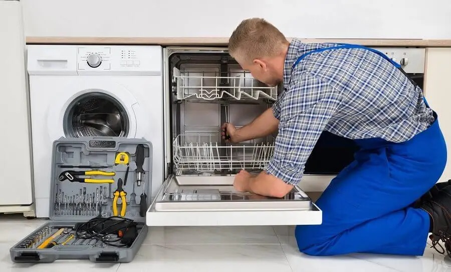 Karapürçek Hitachi servisi teknisyen ekibi beyaz eşya tamiri yaparken